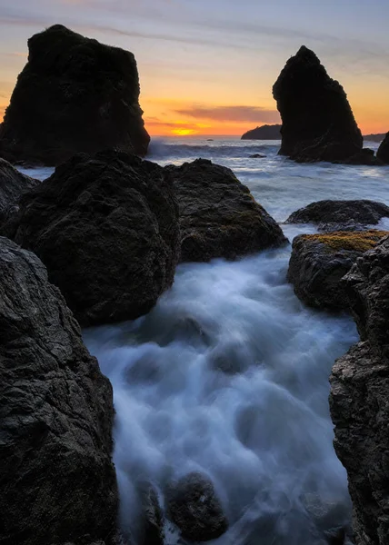 Západ slunce na Rocky Beach, Severní Kalifornské pobřeží — Stock fotografie