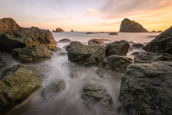 Západ slunce na Rocky Beach, Severní Kalifornské pobřeží — Stock fotografie