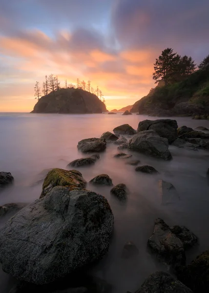 Pôr do sol em uma praia rochosa, costa norte da Califórnia — Fotografia de Stock