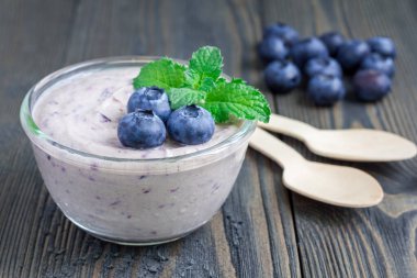 Krem peynir ve yaban mersini kreması, cam, yatay