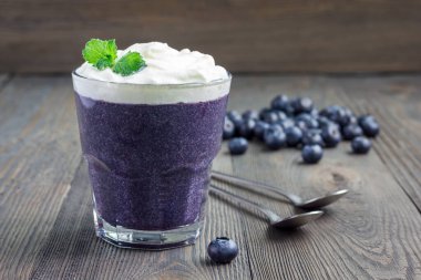 Sağlıklı kaynamış yaban mersinli krema, çırpılmış krema, yatay, fotokopi alanı