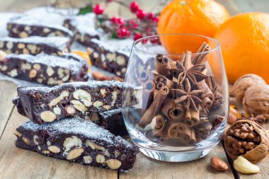 Geleneksel İtalyan Noel tatlısı fındıklı ve şekerli meyveli, yatay