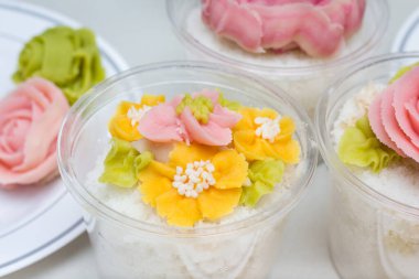 Tteok, Kore pirinç unu buğulanmış kek renkli fasulye ezmesi süslemeli, dikey