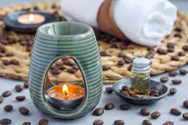 Aroma lambası, örülmüş hasırın üstüne kahve yağı, kaplıca arka planı, yatay