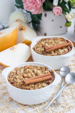 Kurutulmuş yulaf ezmesi, badem sütü, bal, baharat ve Asya armudu, dikey