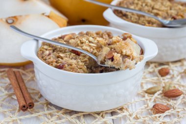 Kurutulmuş yulaf ezmesi, badem sütü, bal, baharat ve Asya armudu, yatay