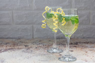 Beyaz şarap, nane ve buzlu Spritzer kokteyli, spiral limon lezzeti, yatay, kopyalama alanı ile süslenmiş.