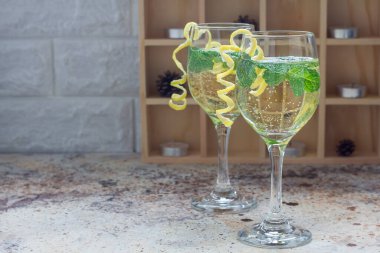 Beyaz şarap, nane ve buzlu Spritzer kokteyli, spiral limon lezzeti, yatay, kopyalama alanı ile süslenmiş.