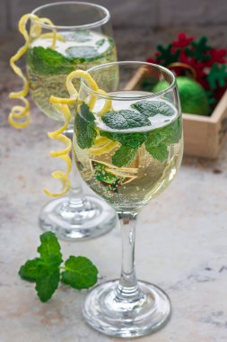Beyaz şarap, nane ve buzlu Spritzer kokteyli, sarmal limon lezzeti ve dikey