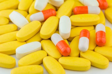 Masada bir yığın vitamin hapı var, yakın plan. Sağlık ve İlaç