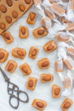 Ev yapımı yumuşak karamel şekerli badem, dikey, üst görünüm