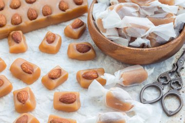 Ev yapımı yumuşak karamel şekerli badem, yatay