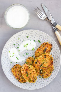Vejetaryen kinoası, havuç, kişniş ve yeşil soğanlı börek tabakta yoğurt, dikey, üst manzara