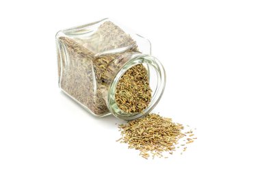 Cam kavanozda kuru biberiye çayı, beyaz üzerine izole edilmiş.