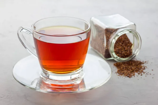 Šálek Zdravých Bylinných Rooibos Červený Čaj Skleněném Šálku Suchý Čaj — Stock fotografie