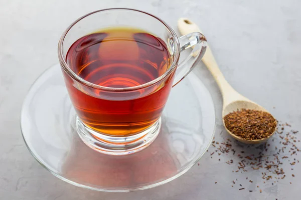 Šálek Zdravých Bylinných Rooibos Červený Čaj Skleněném Šálku Suchý Čaj — Stock fotografie