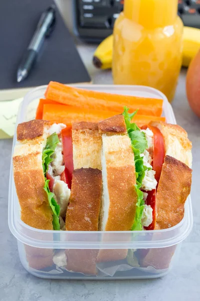 Caja Almuerzo Con Sándwiches Ensalada Pollo Servidos Con Palitos Zanahoria —  Fotos de Stock