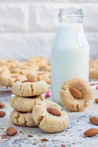 Galletas Almendras Caseras Saludables Sin Mantequilla Harina Sobre Mesa Estante —  Fotos de Stock