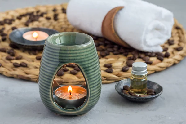 Aroma lambası, örülmüş hasırın üstüne kahve yağı, kaplıca arka planı, yatay