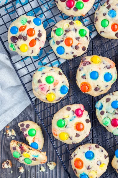 Shortbread Cookies Mit Bunten Bonbons Und Schokoladenchips Auf Kühlgestell Vertikal — Stockfoto