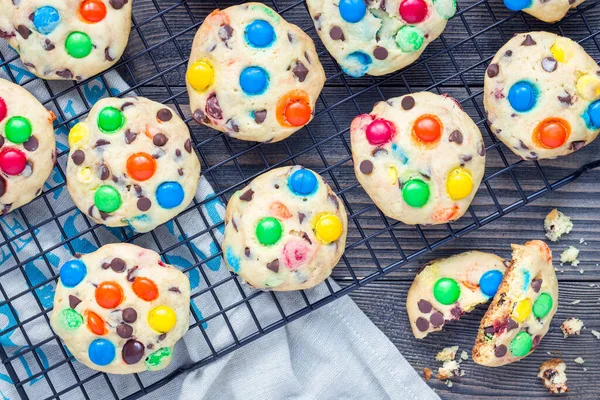 Shortbread Cookies Mit Bunten Bonbons Und Schokoladenchips Auf Kühlgestell Horizontal — Stockfoto