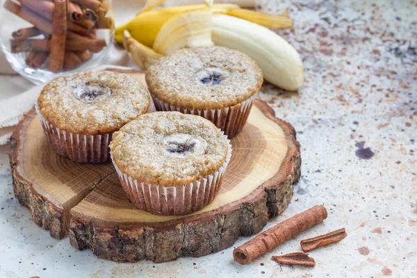 Muffins Canela Banana Caseiros Recém Assados Com Fatia Banana Cima — Fotografia de Stock