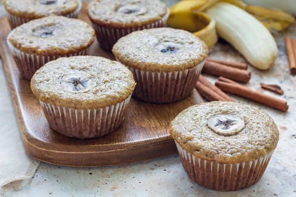 Muffins Canela Banana Caseiro Recém Assado Com Fatia Banana Cima — Fotografia de Stock