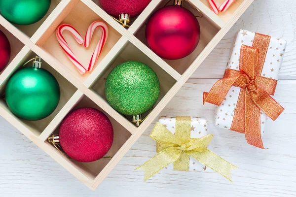 Weihnachtsvorbereitung Festliche Kugeln Und Zuckerrohr Holzkiste Geschenke Auf Weißem Holztisch — Stockfoto