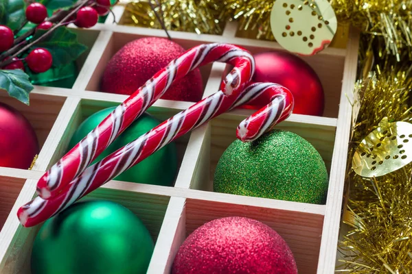 Preparación Para Navidad Bolas Festivas Bastón Caramelo Caja Madera Horizontal — Foto de Stock