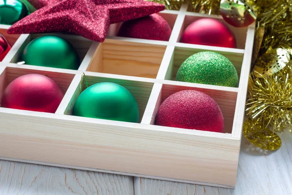 Preparação Para Natal Bolas Festivas Caixa Madeira Mesa Madeira Branca — Fotografia de Stock