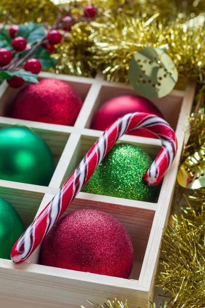 Preparação Para Natal Bolas Festivas Cana Açúcar Caixa Madeira Mesa — Fotografia de Stock