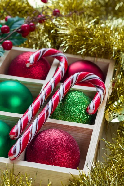 Vorbereitung Auf Weihnachten Festliche Kugeln Und Zuckerrohr Holzkiste Auf Weißem — Stockfoto