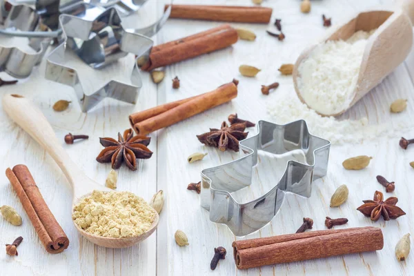 Fundo Natal Com Diferentes Especiarias Farinha Cortadores Biscoitos Mesa Madeira — Fotografia de Stock