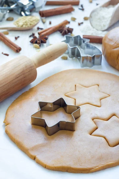 Hacer Galletas Jengibre Masa Cortador Metal Bolígrafo Sobre Mesa Madera — Foto de Stock