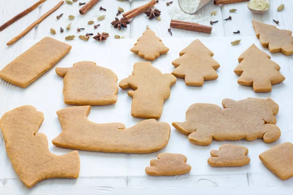 Sült Mézeskalács Cookie Karácsonyra Kompozíció Asztalon Fűszerek Háttérben Vízszintes — Stock Fotó