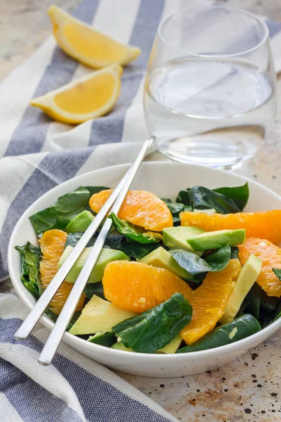 Asya usulü sağlıklı ıspanak, avokado ve turuncu salata, zencefil sirkesi soslu, dikey