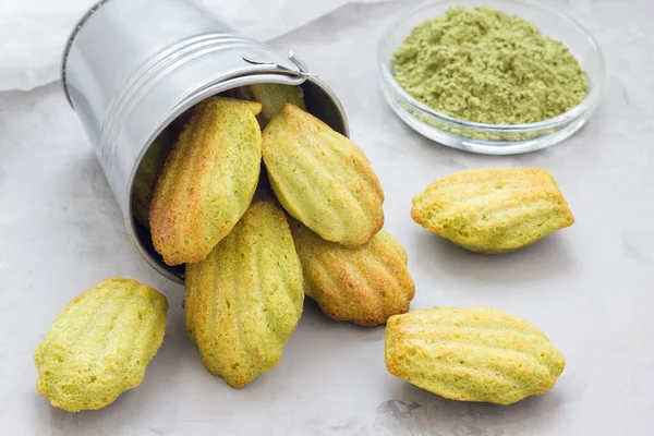 Madeleines Chá Verde Caseiro Matcha Sobre Mesa Balde Metal Horizontal — Fotografia de Stock