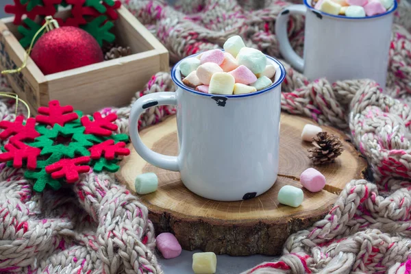 Ev yapımı sıcak çikolata, üzerinde lokum, diş minesi bardağı, arka planda sıcak eşarp, yatay.