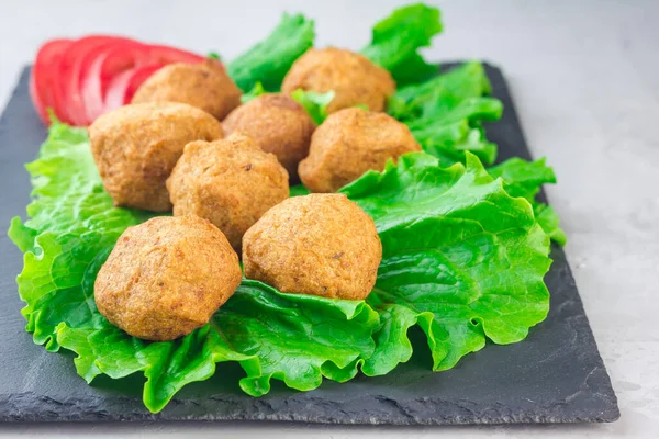 Balles Falafel Pois Chiches Sur Panneau Ardoise Avec Légumes Sauce — Photo