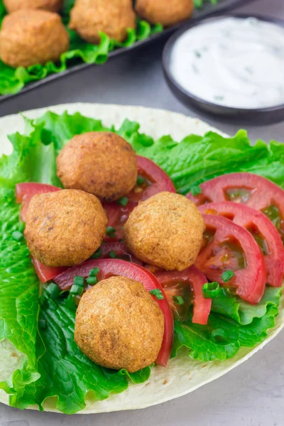 Balles Falafel Pois Chiche Avec Légumes Sauce Préparation Sandwich Rouleau — Photo