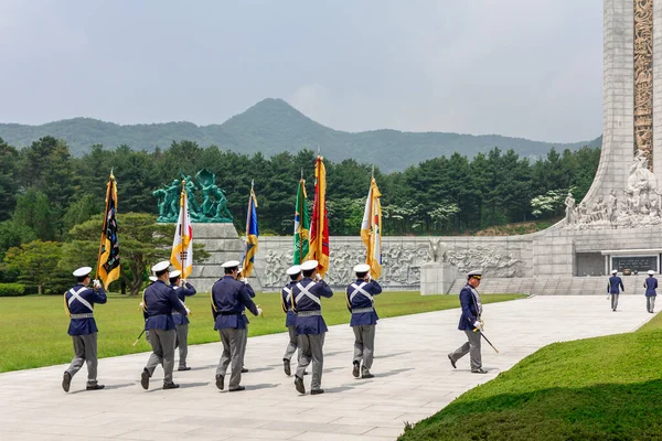 Anma Kulesi 'nde (Hyeonchungtap) saygı töreni. Daejeon Ulusal Mezarlığı, Güney Kore, 25 Mayıs 2016