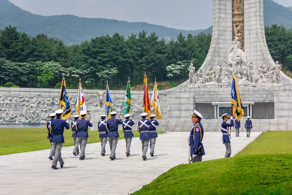 Anma Kulesi 'nde (Hyeonchungtap) saygı töreni. Daejeon Ulusal Mezarlığı, Güney Kore, 25 Mayıs 2016