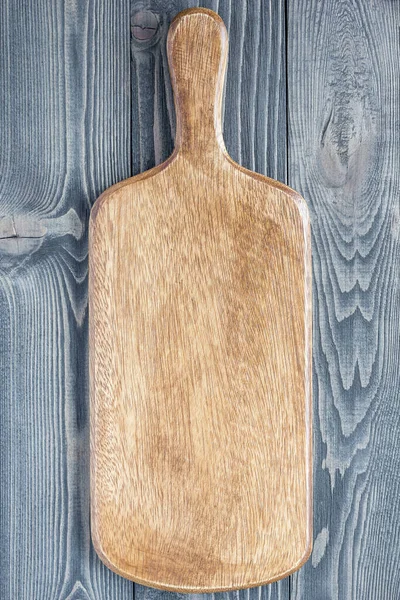 Ahşap arkaplanda boş kesme tahtası, kopyalama alanı, üst görünüm