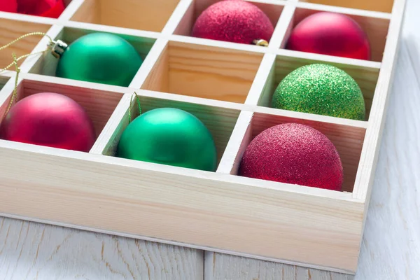 Vorbereitung Auf Weihnachten Festliche Kugeln Holzkiste Auf Weißem Holztisch Waagerecht — Stockfoto