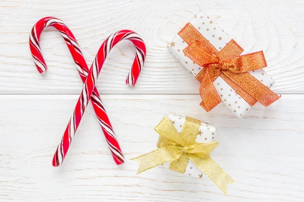 Gekreuzte Pfefferminzbonbons Und Geschenkschachteln Auf Weißem Holzhintergrund Draufsicht — Stockfoto