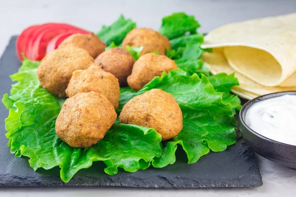 Balles Falafel Pois Chiche Sur Planche Ardoise Avec Légumes Sauce — Photo