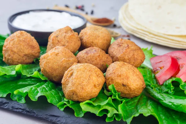 Balles Falafel Pois Chiche Sur Planche Ardoise Avec Légumes Sauce — Photo