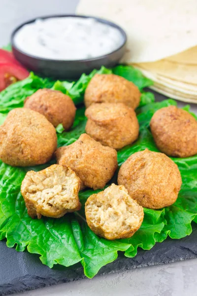 Balles Falafel Pois Chiche Sur Planche Ardoise Avec Légumes Sauce — Photo