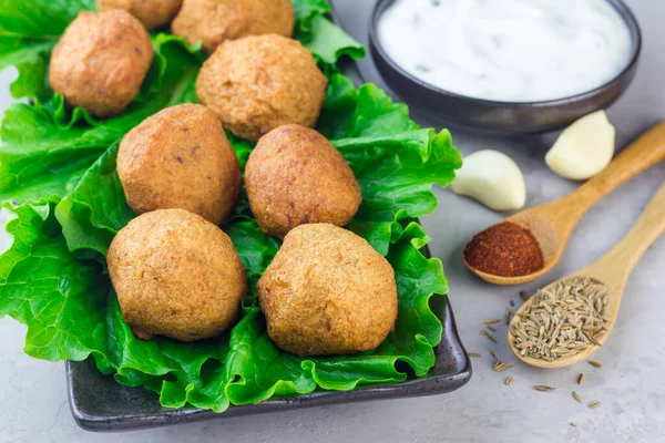 Balles Falafel Pois Chiche Sur Planche Ardoise Avec Légumes Sauce — Photo