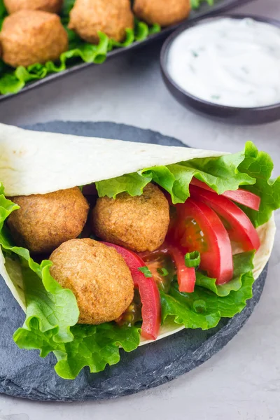 Kichererbsen Falafel Bällchen Mit Gemüse Und Soße Brötchenzubereitung Vertikal — Stockfoto